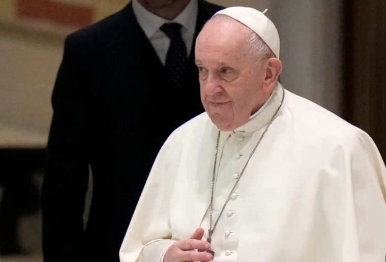 Pope denounces fake news about COVID-19, vaccines, urges truth