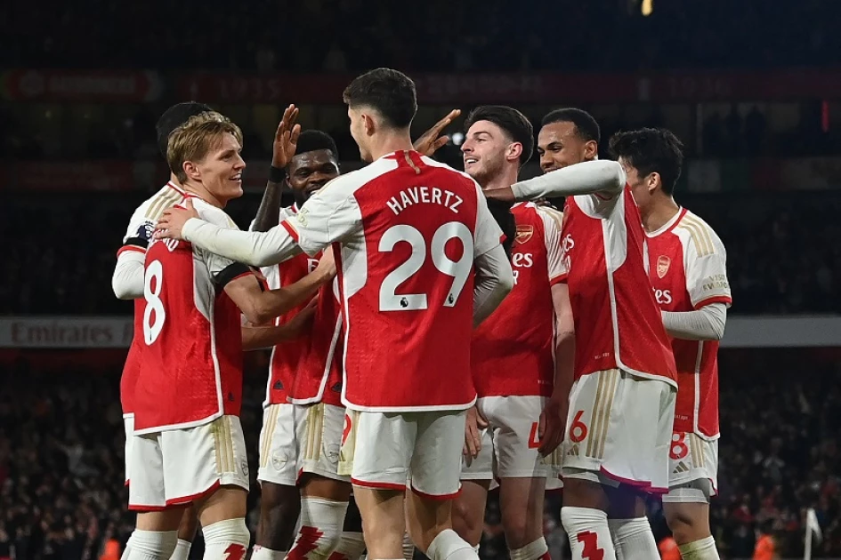 Five-star Arsenal thrash Chelsea to open up league lead