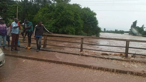 Nyando River floods Ahero Bridge, traffic disrupted on Kisumu highway