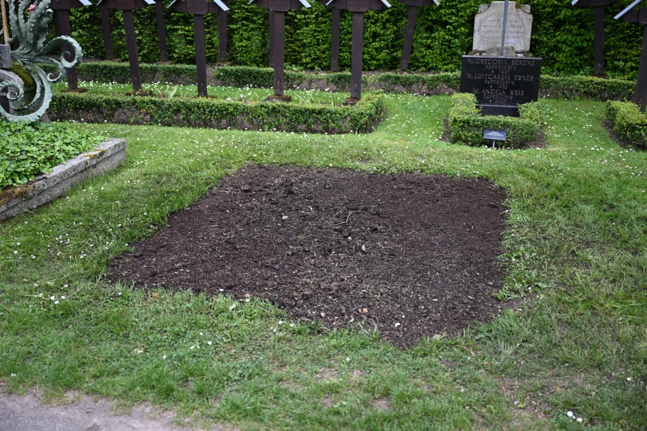 German police investigate hole at ex-finance minister's grave