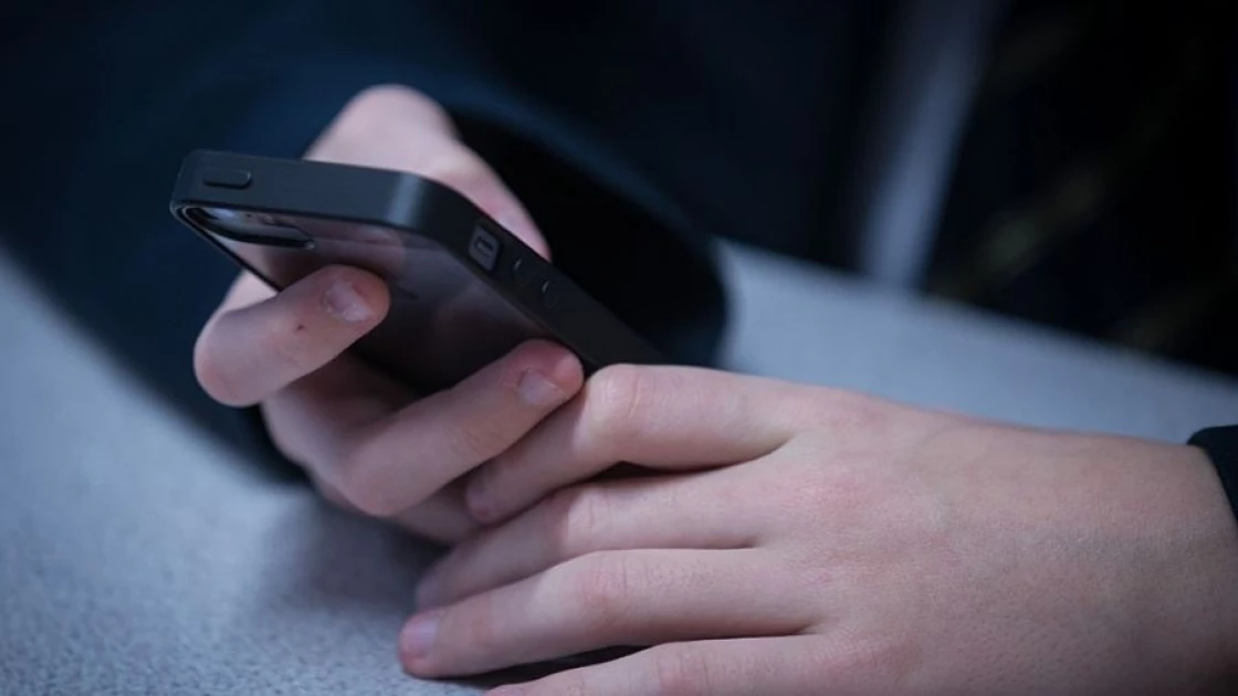 Screens and your sleep: How use of phone before bedtime affects your sleep Screens and your sleep: How use of phone before bedtime affects your sleep