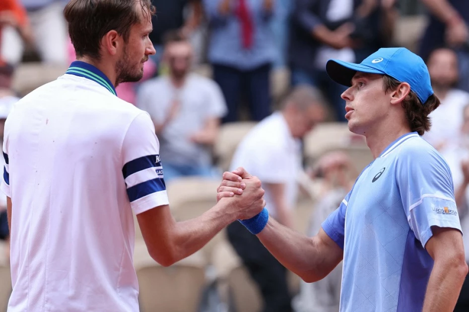 Medvedev knocked out of French Open by De Minaur