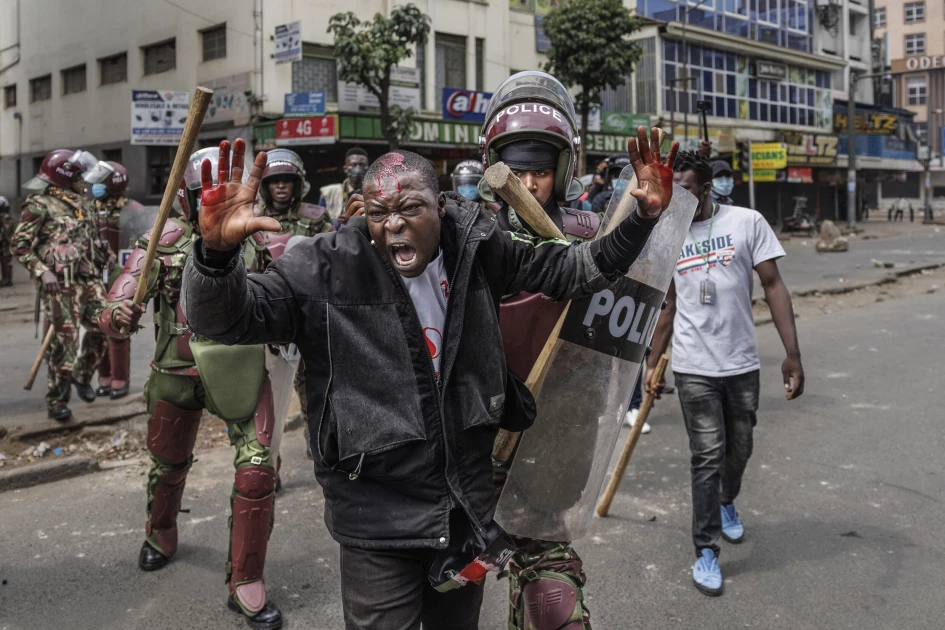 Tear gas, rocks, and looting: Kenya police and protesters clash Tear gas, rocks, and looting: Kenya police and protesters clash