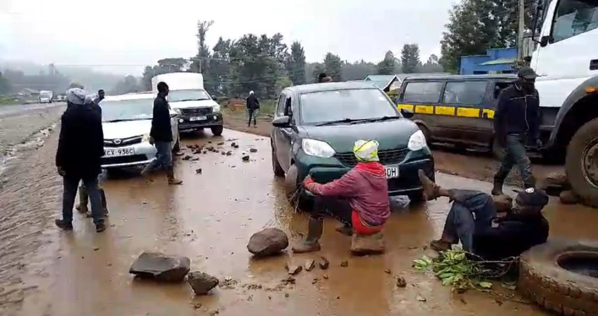 Kirinyaga: Coffee farmers block roads to protest against poor pay Kirinyaga: Coffee farmers block roads to protest against poor pay