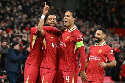 Van Dijk urges Liverpool to make amends for 'unacceptable' season