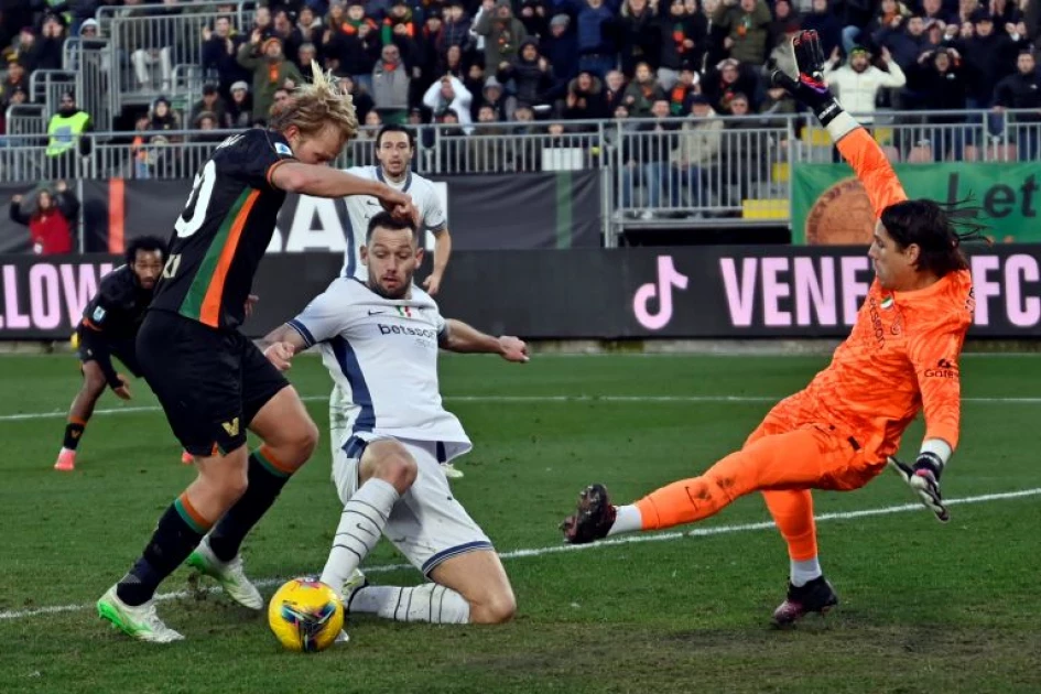 Inter squeeze past Venezia to put pressure on Serie A leaders Napoli