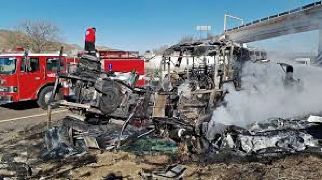 32 dead in two Mexico bus crashes