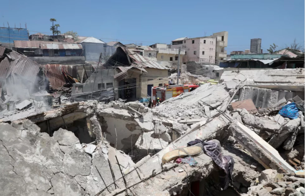 Somali militants target presidential convoy in bomb attack, president safe Somali militants target presidential convoy in bomb attack, president safe
