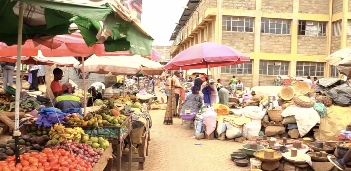 Fracas at Kakamega main market as two groups fight over illegal chang'aa trade operations