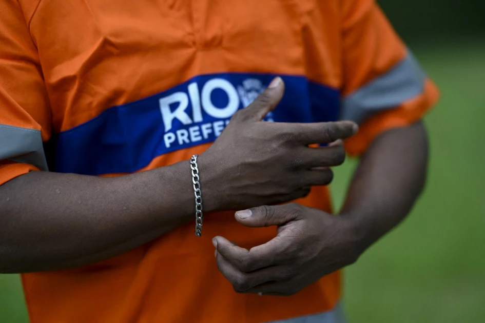 Brazil binman finds newborn baby on garbage route