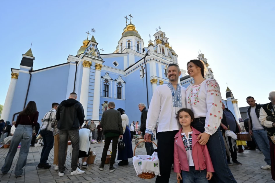 Ukrainian troops celebrate Easter as blasts punctuate Putin's truce Ukrainian troops celebrate Easter as blasts punctuate Putin's truce