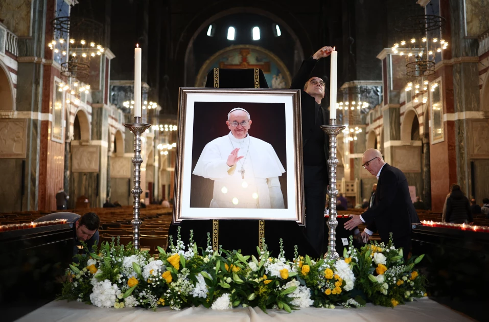 Stunned and sad, faithful gather at St Peter's to remember Francis Stunned and sad, faithful gather at St Peter's to remember Francis