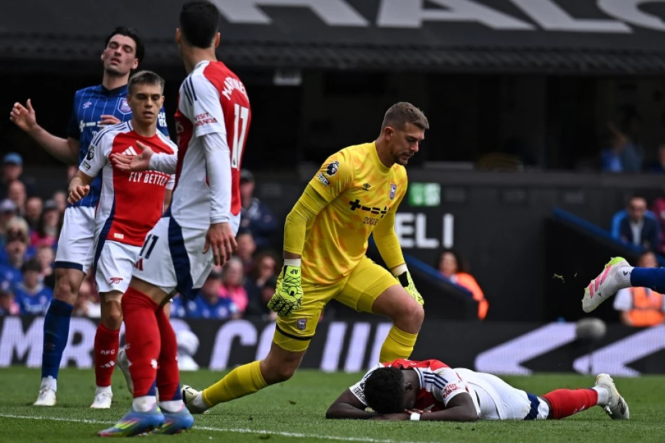 Saka injury 'nothing serious' as Arteta weighs Arsenal options Saka injury 'nothing serious' as Arteta weighs Arsenal options