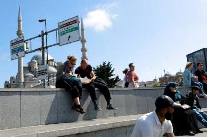 Powerful earthquake shakes Istanbul, dozens hurt jumping from buildings