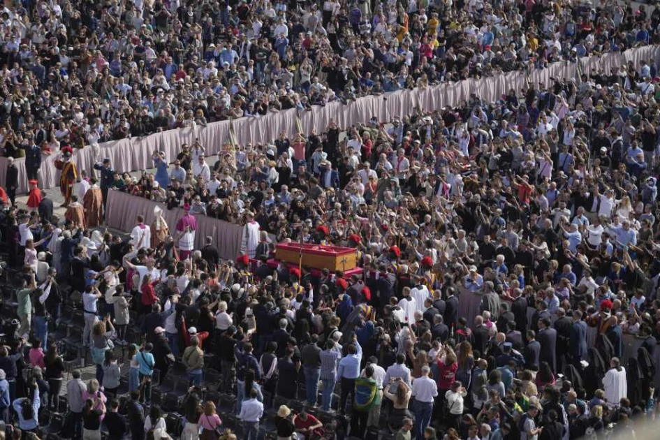 Huge crowds pack Vatican ahead of Pope's funeral Huge crowds pack Vatican ahead of Pope's funeral