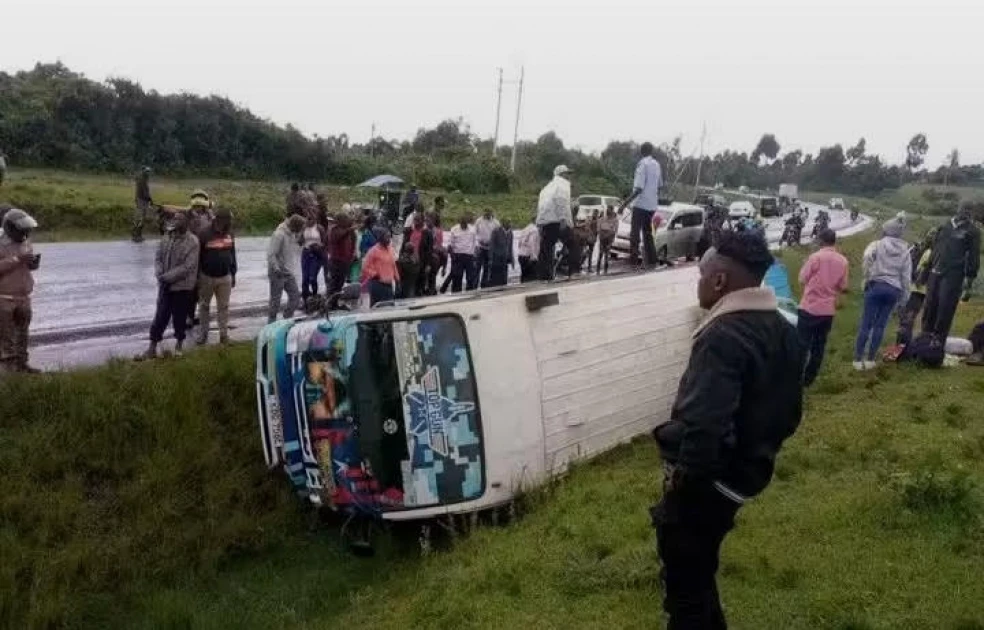 Matatu passengers escape death narrowly after brakes fail, vehicle plunges into ditch on Bomet-Narok Highway