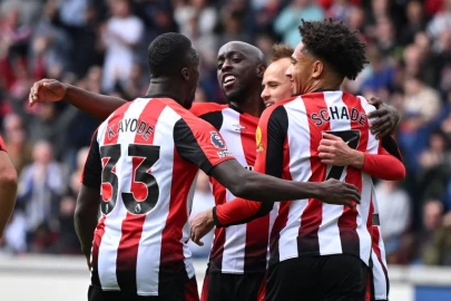 Man Utd crash at Brentford, Isak rescues Newcastle