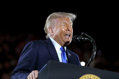 Trump says 'I don't know' if must uphold US Constitution as president