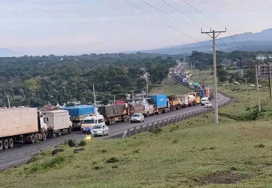 Hundreds stranded in 12-hour traffic nightmare on Nairobi-Nakuru Highway