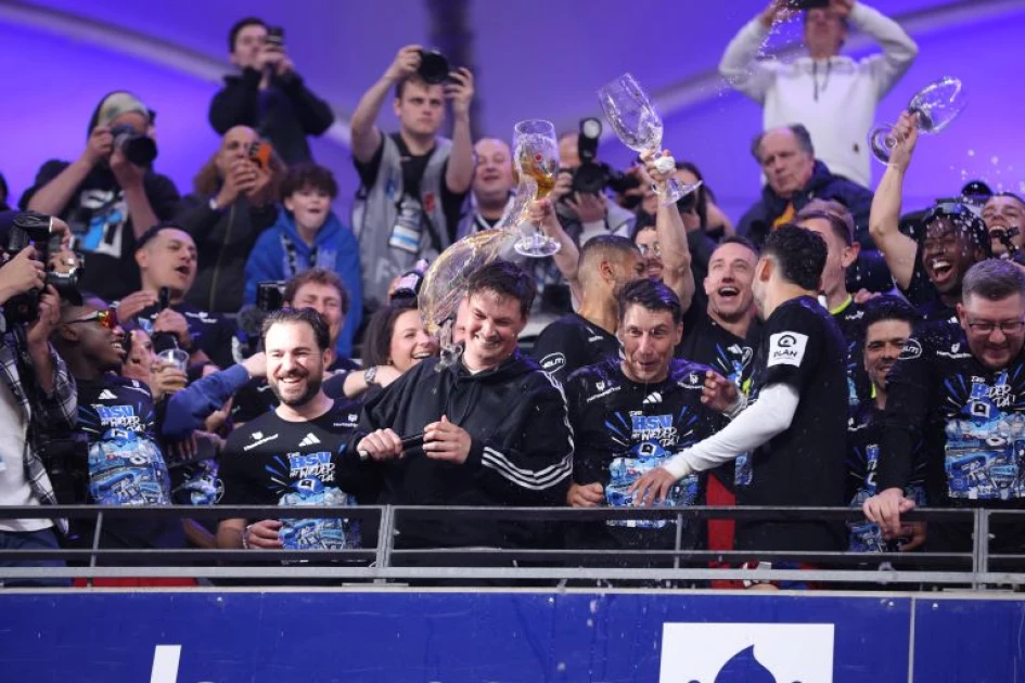 Hamburg return to Bundesliga after seven-year absence