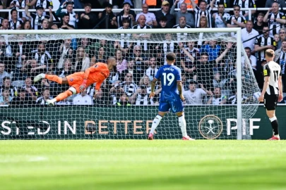 Newcastle sink 10-man Chelsea in top five showdown