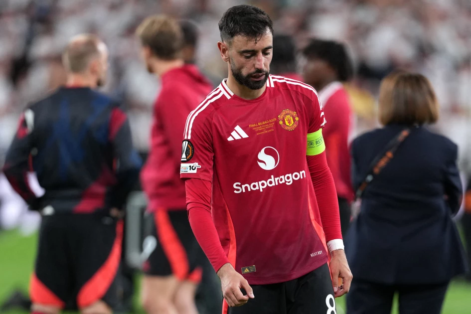 Fernandes offers to leave Man Utd to help club rebuild