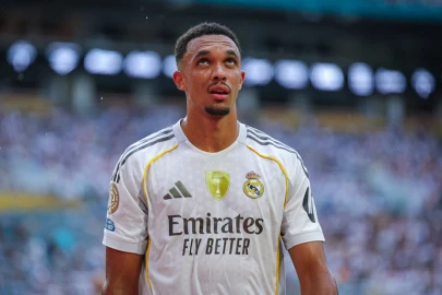 Real's Alexander-Arnold out for two months with thigh injury