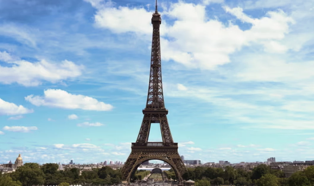 France detains two for parachuting off Eiffel Tower