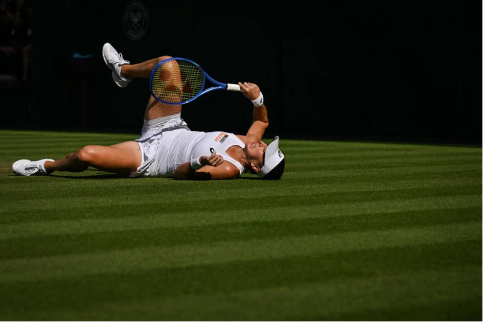 Swiatek swats Bencic aside to reach Wimbledon final against Anisimova