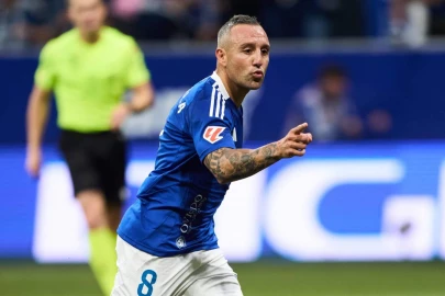 Ex-Arsenal midfielder Cazorla signs new Oviedo deal aged 40