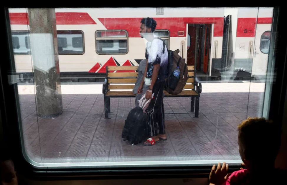 Displaced Sudanese stream home from Egypt after army retakes Khartoum
