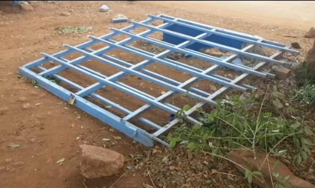 Chaos in Kutus after man, 25, dies as 'guard refuses to open dispensary gate' Chaos in Kutus after man, 25, dies as 'guard refuses to open dispensary gate'