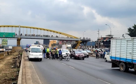 Man killed while crossing Thika Road under footbridge