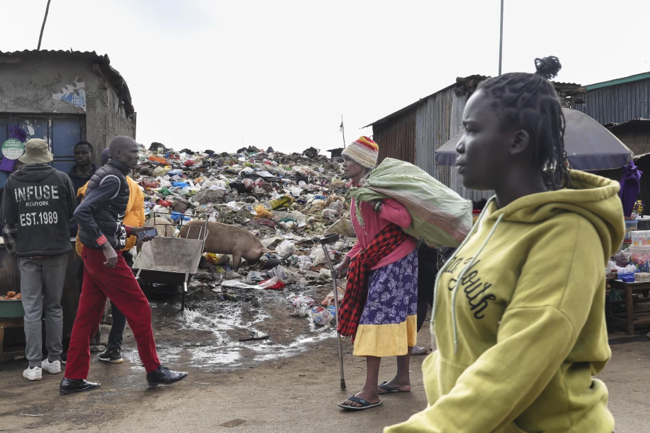 Kibera residents trading discarded plastic for "green points" Kibera residents trading discarded plastic for "green points"