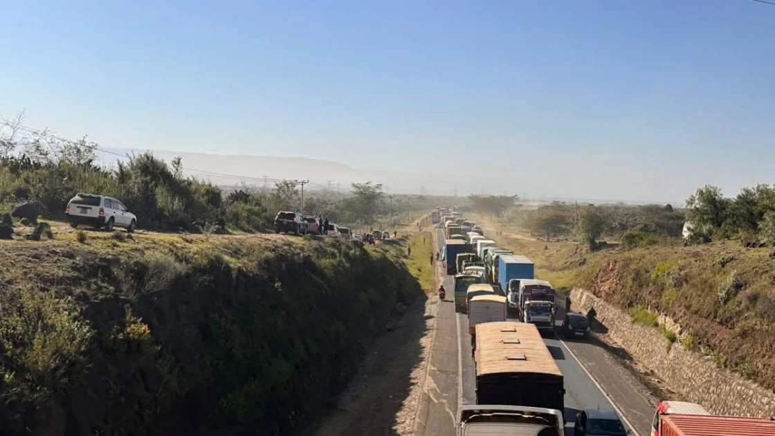 Crisis on Nairobi–Nakuru Highway as motorists stranded in overnight traffic jam Crisis on Nairobi–Nakuru Highway as motorists stranded in overnight traffic jam