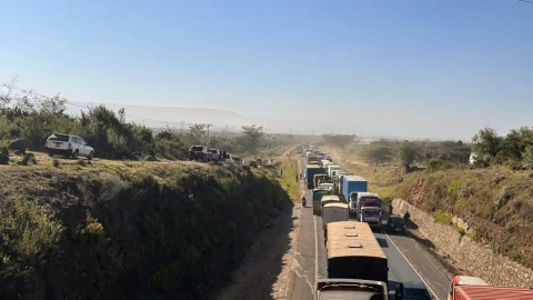 Crisis on Nairobi–Nakuru Highway as motorists stranded in overnight traffic jam Crisis on Nairobi–Nakuru Highway as motorists stranded in overnight traffic jam