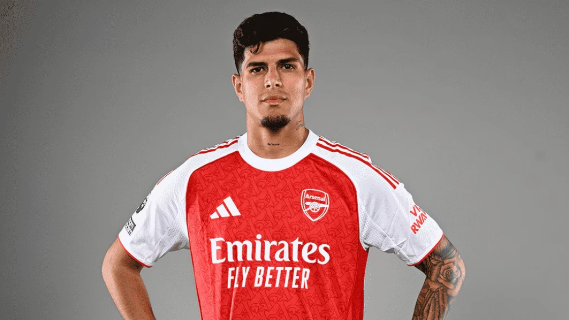 Arsenal sign Hincapie on loan from Leverkusen Arsenal sign Hincapie on loan from Leverkusen