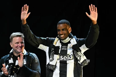 Liverpool sign Newcastle striker Isak in British record deal Liverpool sign Newcastle striker Isak in British record deal