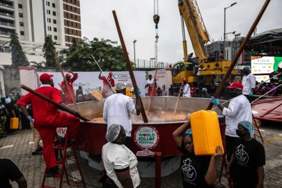 Huge pot of Nigerian jollof rice sets Guinness record