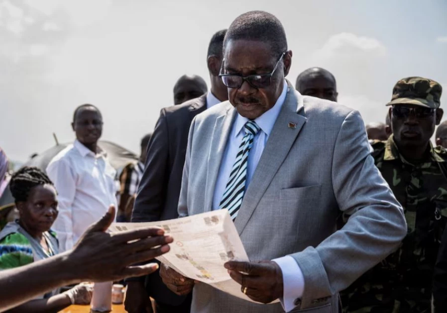 Malawi's ex-president Mutharika takes early lead in election Malawi's ex-president Mutharika takes early lead in election