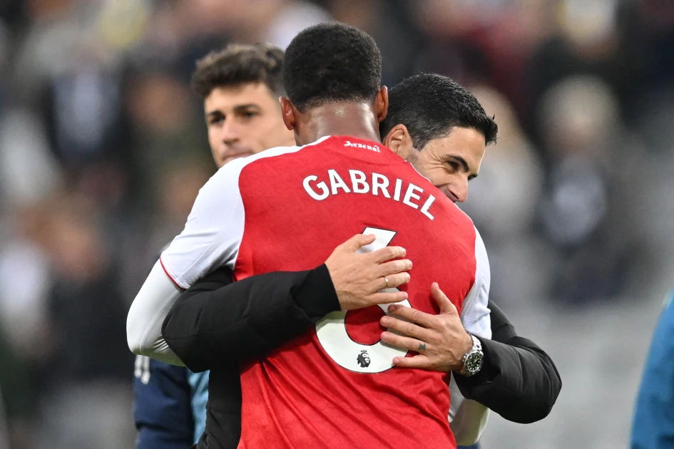 Arsenal strike late to beat Newcastle, close in on Liverpool