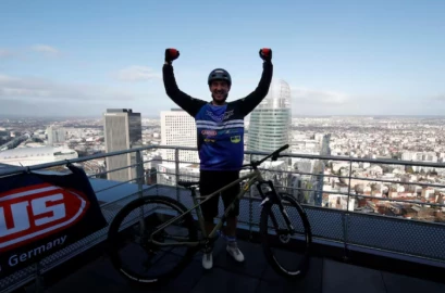 social-media-star-fontenoy-breaks-world-record-cycling-up-eiffel-tower-n370834