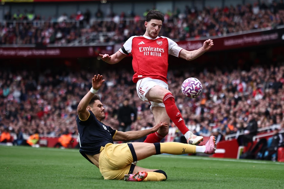 Arsenal go top of Premier League as Man Utd ease pressure on Amorim