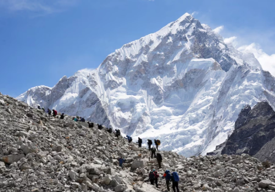 Hundreds of trekkers escape from blizzard-struck Everest