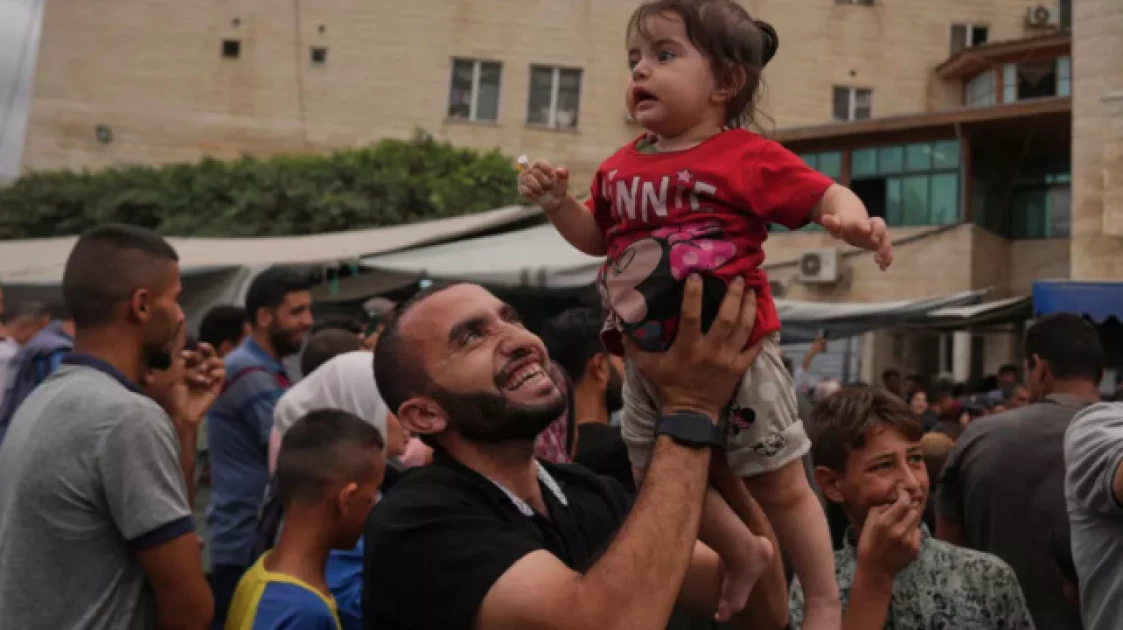 Israel ceases fire and Gazans start returning home Israel ceases fire and Gazans start returning home