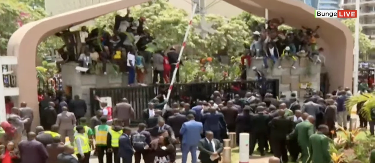 Chaos as thousands overwhelm police at JKIA, Parliament as Raila's body returns Chaos as thousands overwhelm police at JKIA, Parliament as Raila's body returns