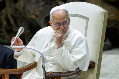 Pope removes shoes but doesn't pray on visit to Istanbul's Blue Mosque