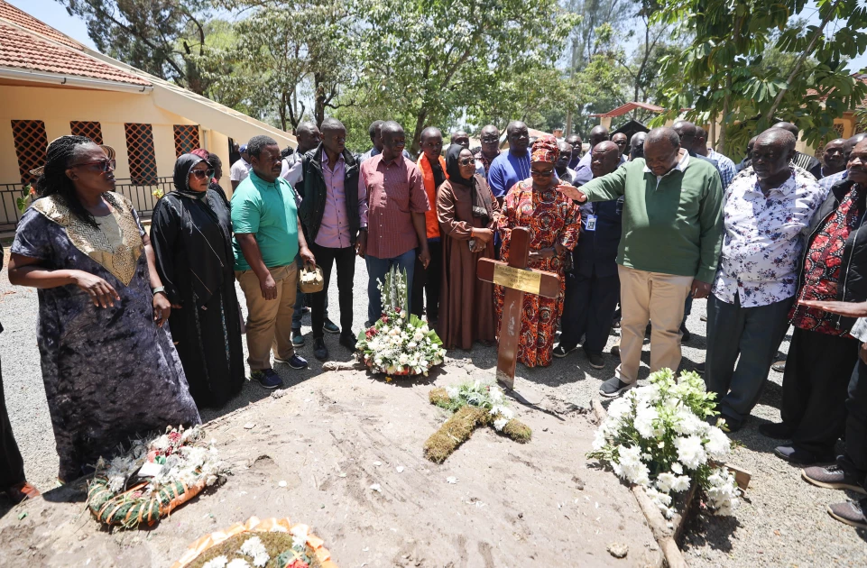 Uhuru returns to Raila’s gravesite a day after burial Uhuru returns to Raila’s gravesite a day after burial