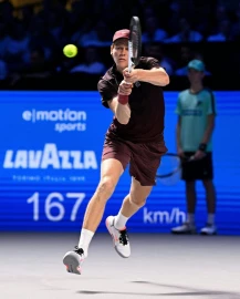 sinner-completes-perfect-atp-finals-group-stage-by-seeing-off-shelton-n373048