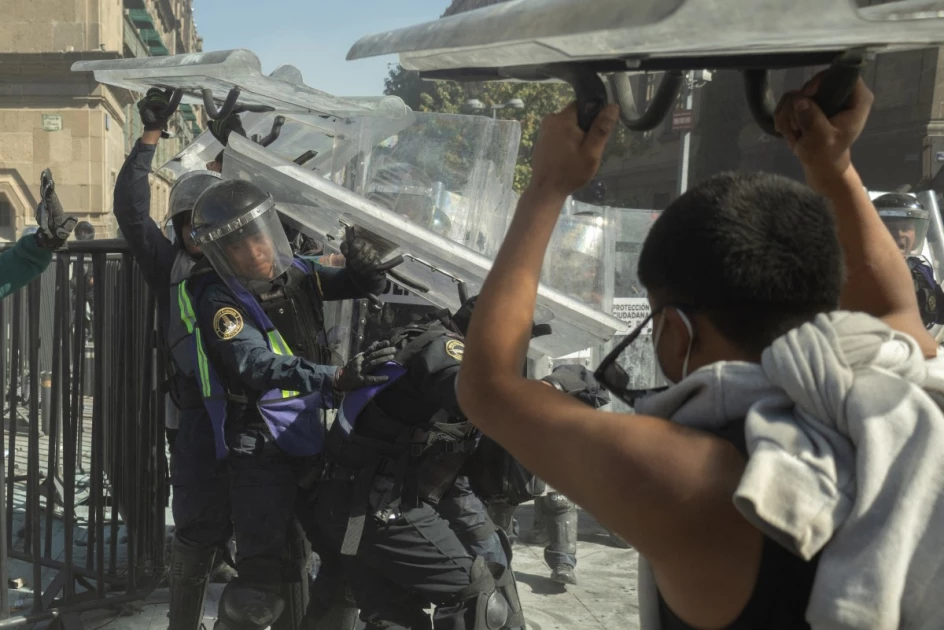 Clashes injure 120 at protest against Mexico president
